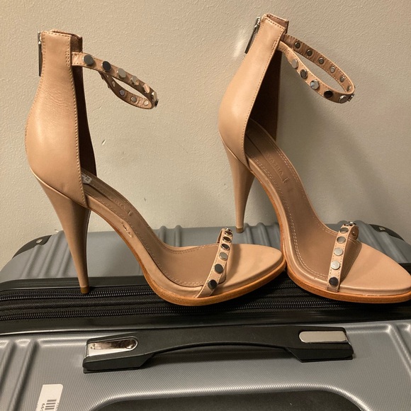 Tan strap open toe BCBG pumps. - Picture 4 of 4